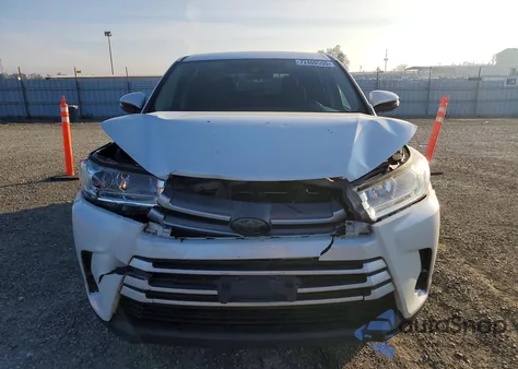 2018 Toyota Highlander Le z USA, uszkodzony, nr VIN 5TDBZRFH9JS899617